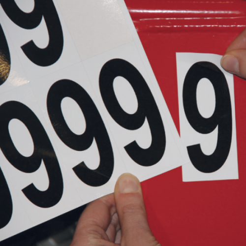 Lettres et chiffres adhésifs identiques