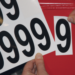 Lettres et chiffres adhésifs identiques